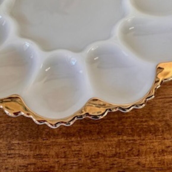 Vintage‎ Milk Glass Deviled Egg Tray with Gold Trim Scalloped Edge Serving Plate - Picture 4 of 7